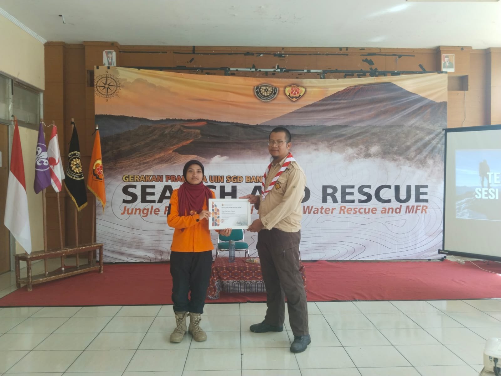 Headline: Mari Terhubung. Kami Siap Mendengar Cerita dan Rencana Liburanmu!